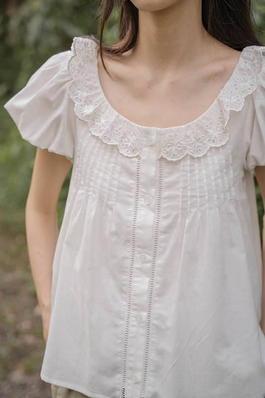 Clover Broderie Scallop Blouse (White)
