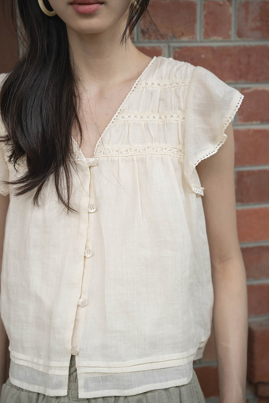 (Pre-order) Floret Flutter Blouse (Soft Oat)