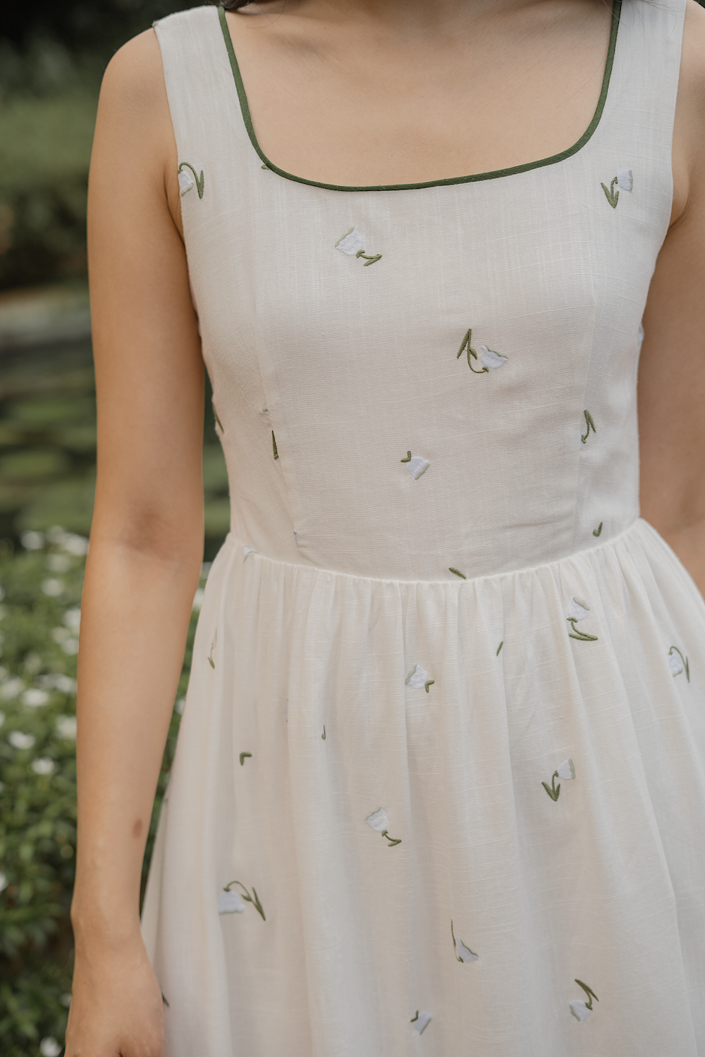 Lily of the Valley Embroidery Scoop Neck Dress (White)
