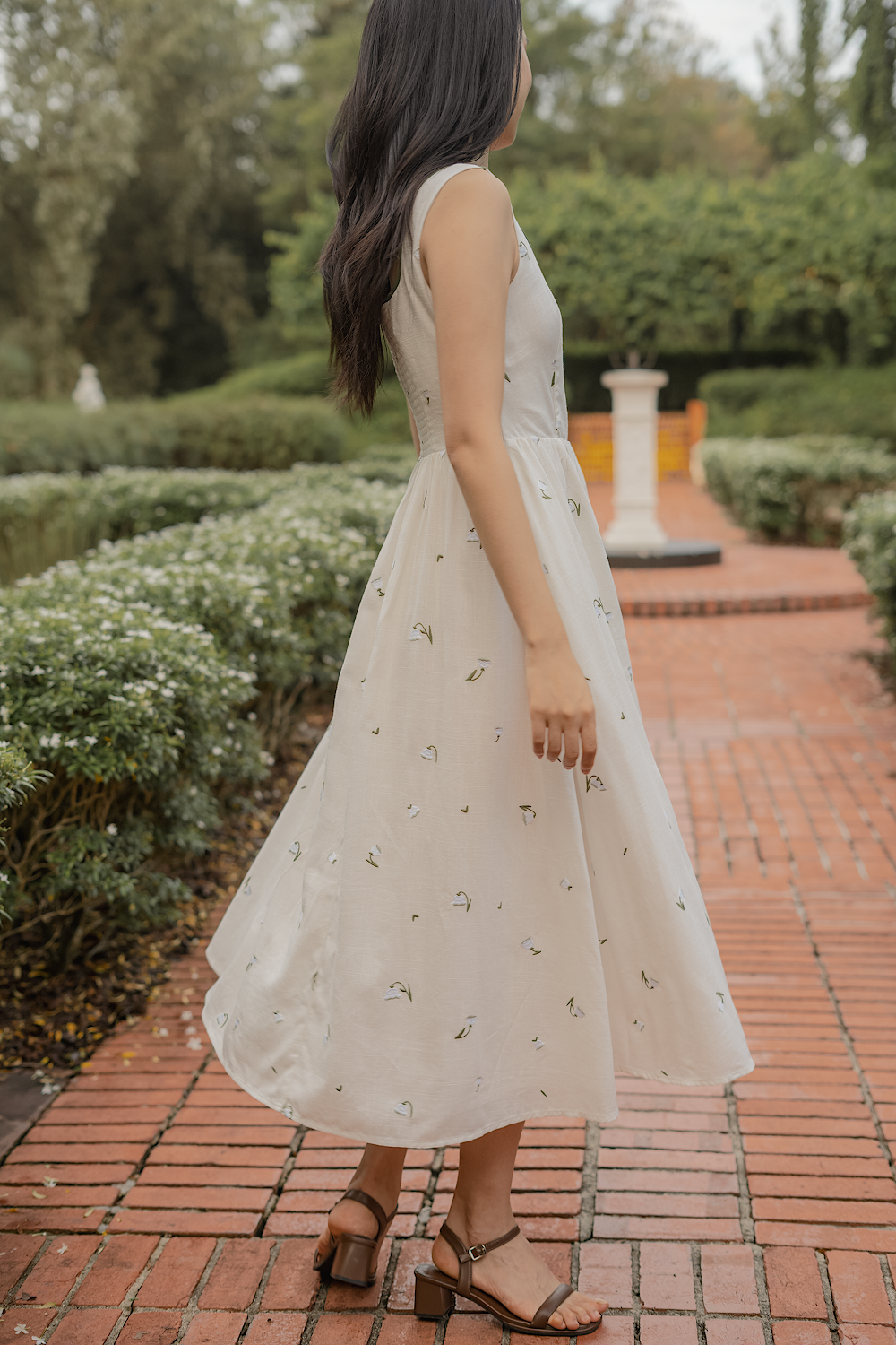 Lily of the Valley Embroidery Scoop Neck Dress (White)