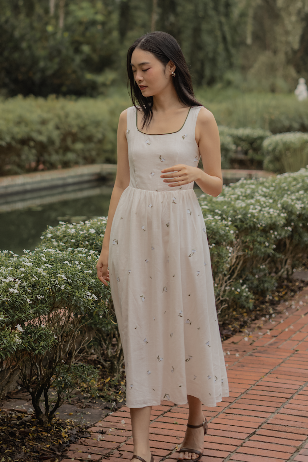 Lily of the Valley Embroidery Scoop Neck Dress (White)