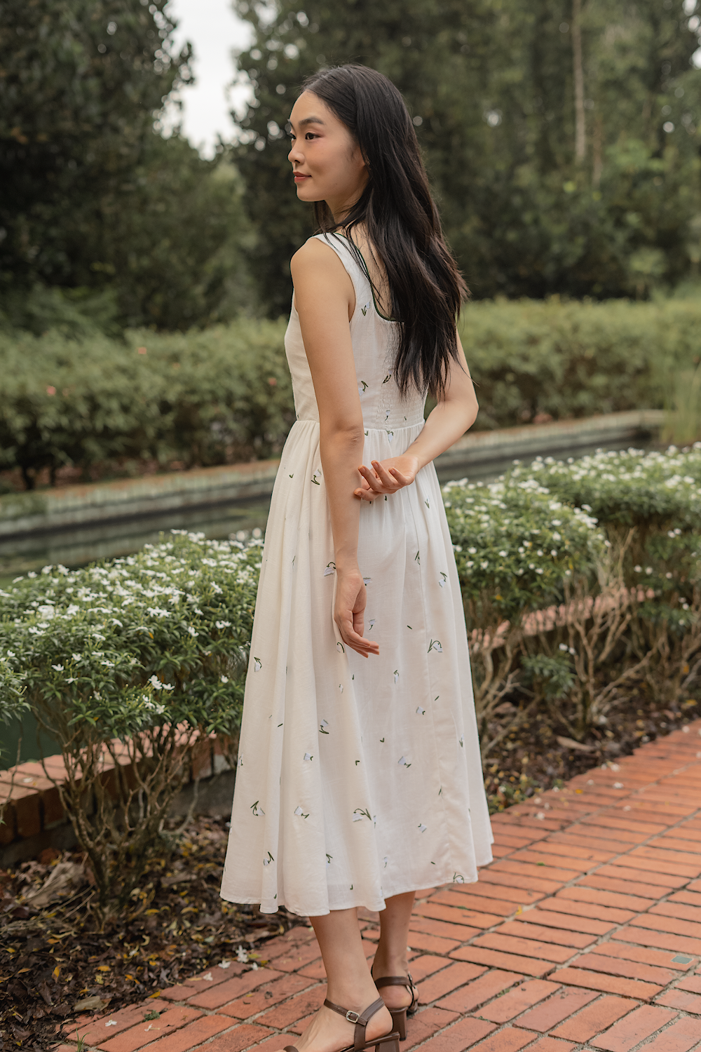 Lily of the Valley Embroidery Scoop Neck Dress (White)