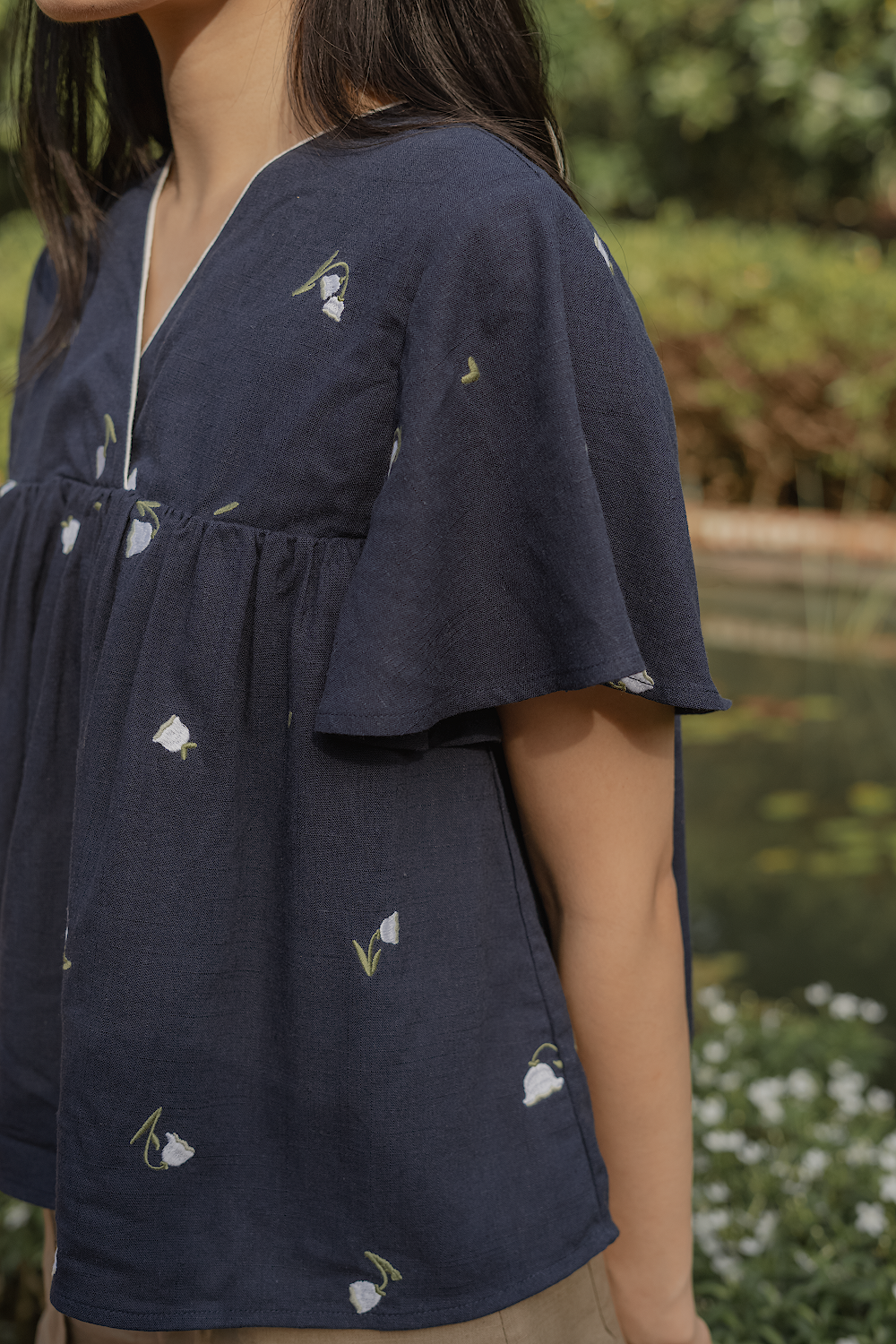 Lily of the Valley Embroidery Flutter Blouse (Navy)