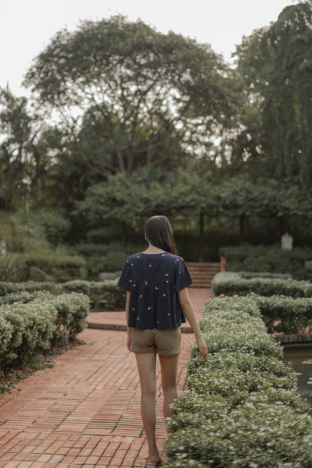 Lily of the Valley Embroidery Flutter Blouse (Navy)