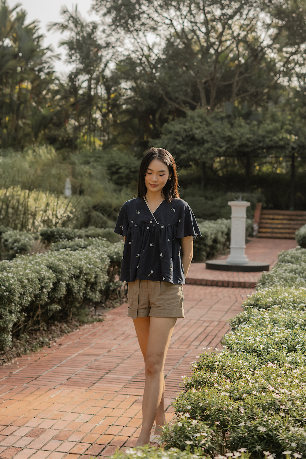Lily of the Valley Embroidery Flutter Blouse (Navy)