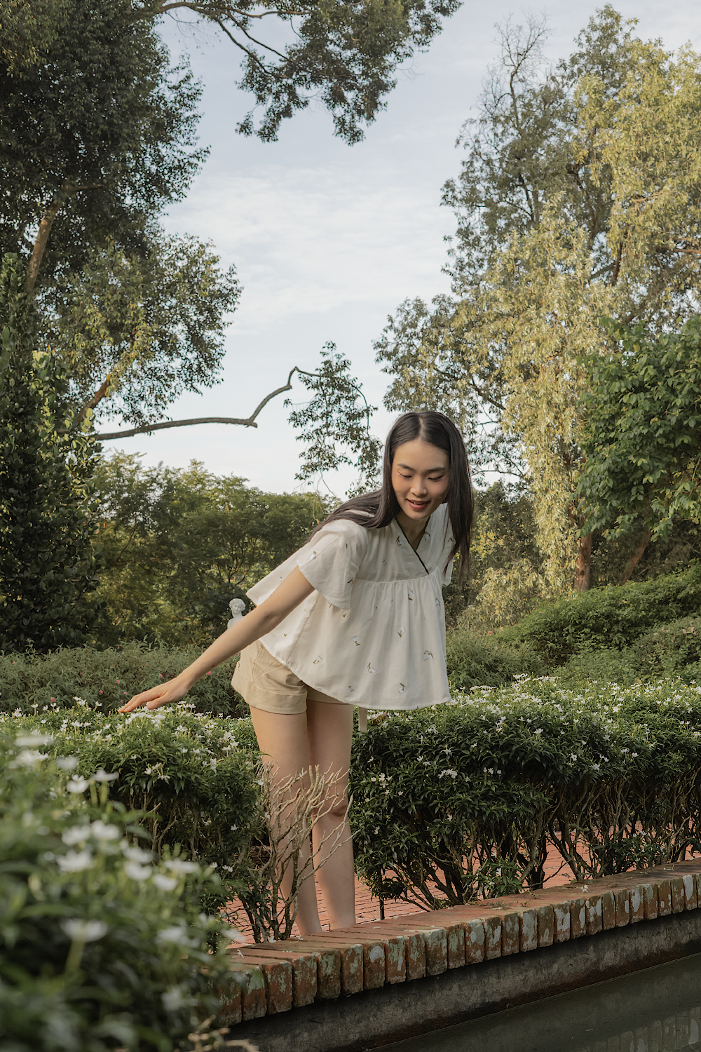Lily of the Valley Embroidery Flutter Blouse (White)