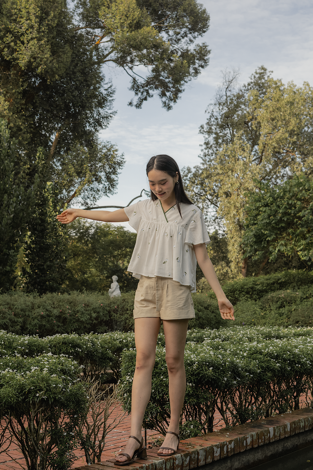Lily of the Valley Embroidery Flutter Blouse (White)