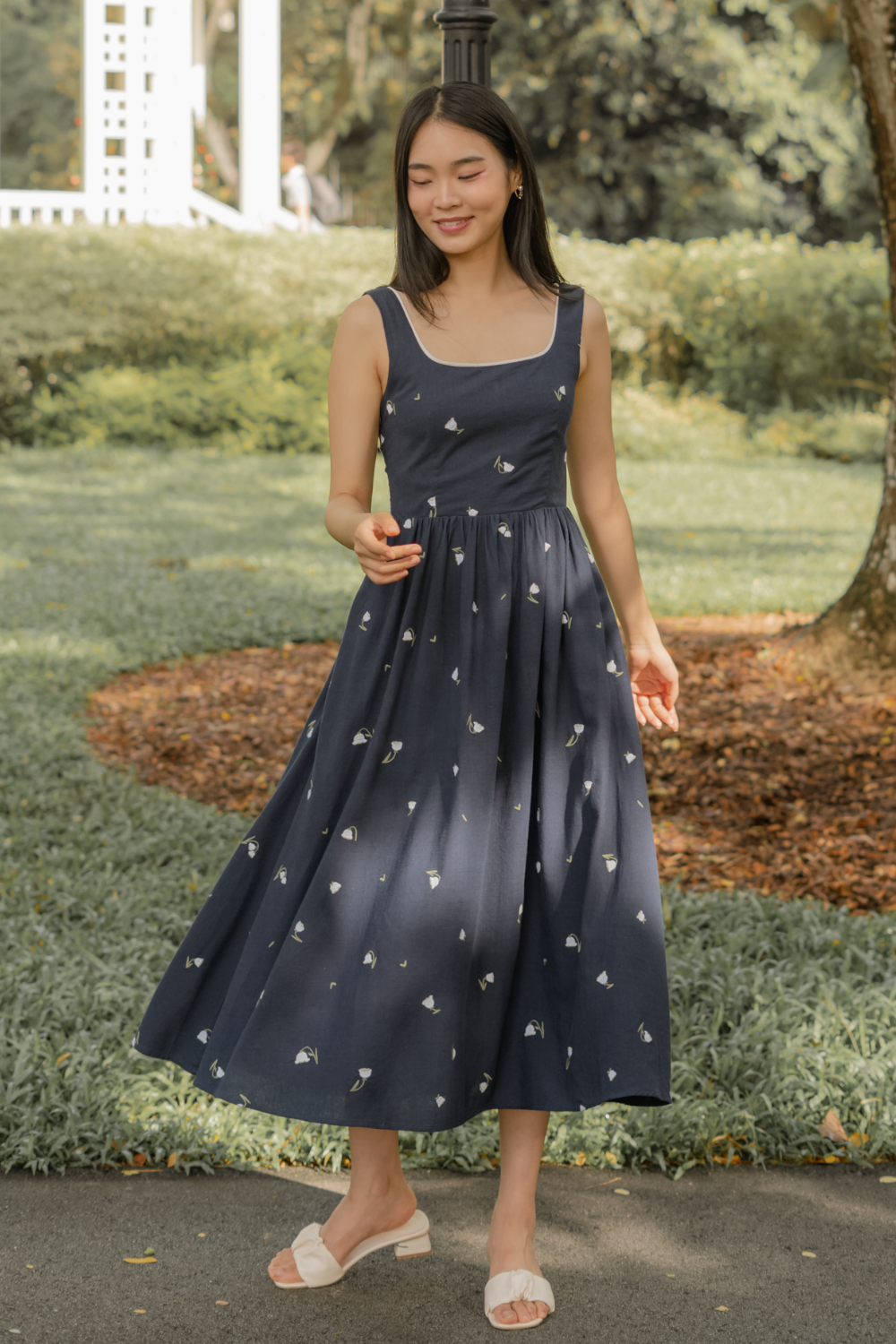 Lily of the Valley Embroidery Scoop Neck Dress (Navy)