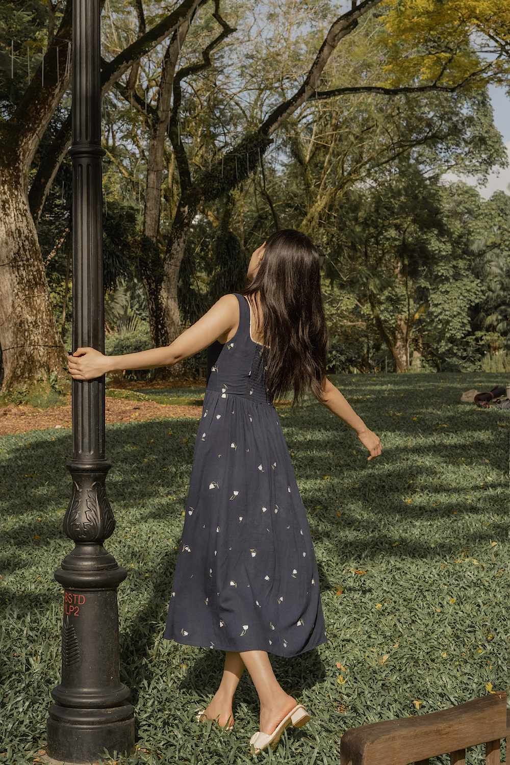 Lily of the Valley Embroidery Scoop Neck Dress (Navy)