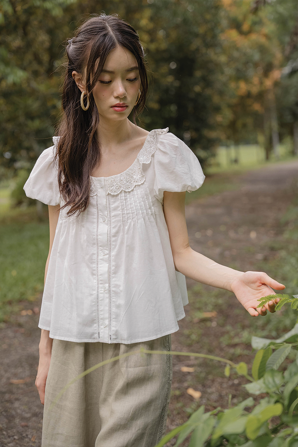 Clover Broderie Scallop Blouse (White)