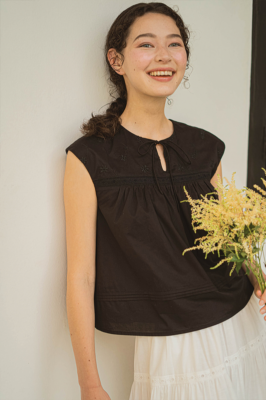 Meadows Broderie Relaxed Blouse (Black)
