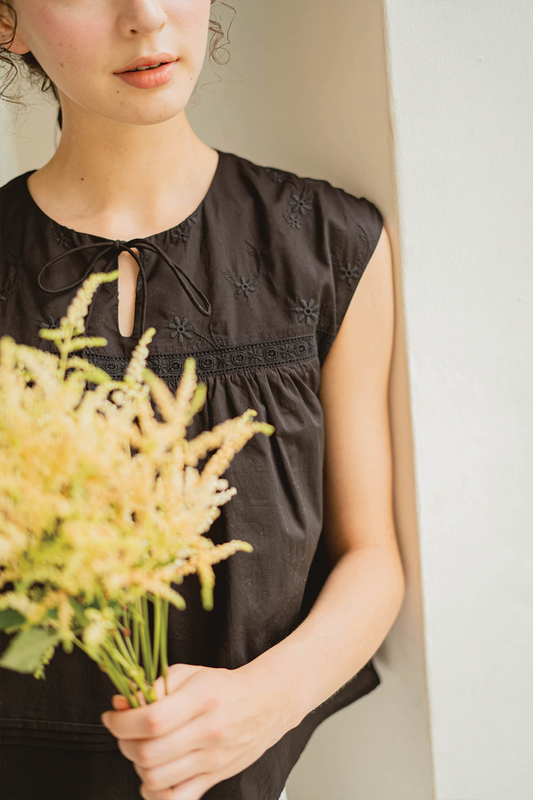 Meadows Broderie Relaxed Blouse (Black)